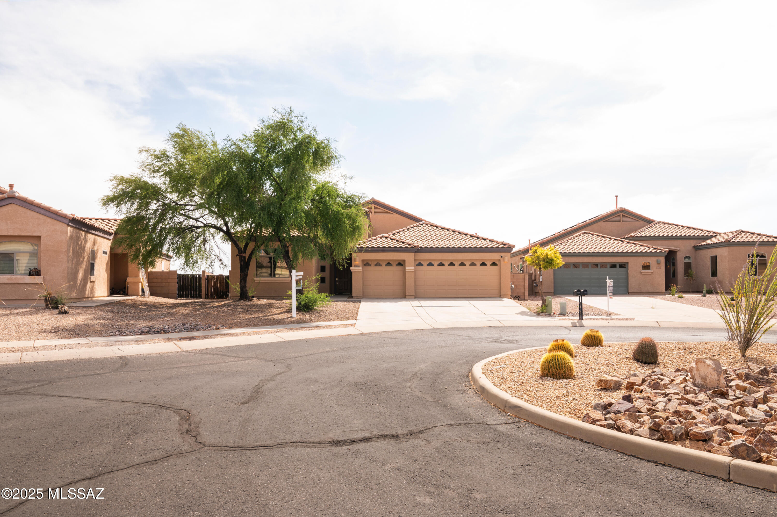 Seller will accept or counter offers between $399,000 and $419,000.
Large, luxurious, newer
home on cul-de-sac in gated, highly desirable, Ranch Del Lago
golf community and Vail school system. Sprawling home on a
premium lot with panoramic views of the Rincon Mountains.
Features a 3 car garage, formal dining room in a large, versatile
great room with private office/breakfast nook which could be
converted to a 5th bedroom adjacent to granite kitchen with
island sink/breakfast bar and newer appliances. New carpet,
fresh interior and exterior paint, finished (3 car) garage floor. All finance options available:
Owner can carry at below 4%, FHA/VA or 2/1 buy down. Call
listing agent for details.