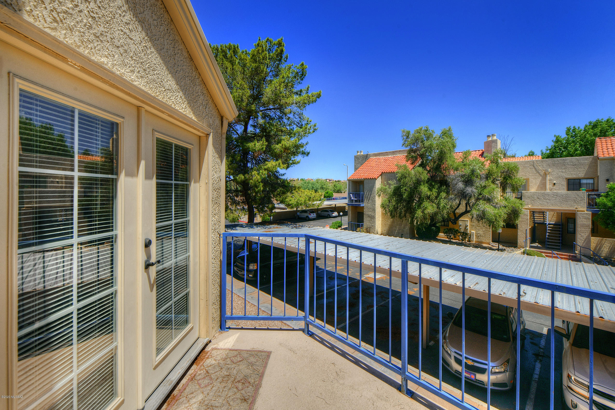 Twelve Hundred River Rd Condos - Residential
