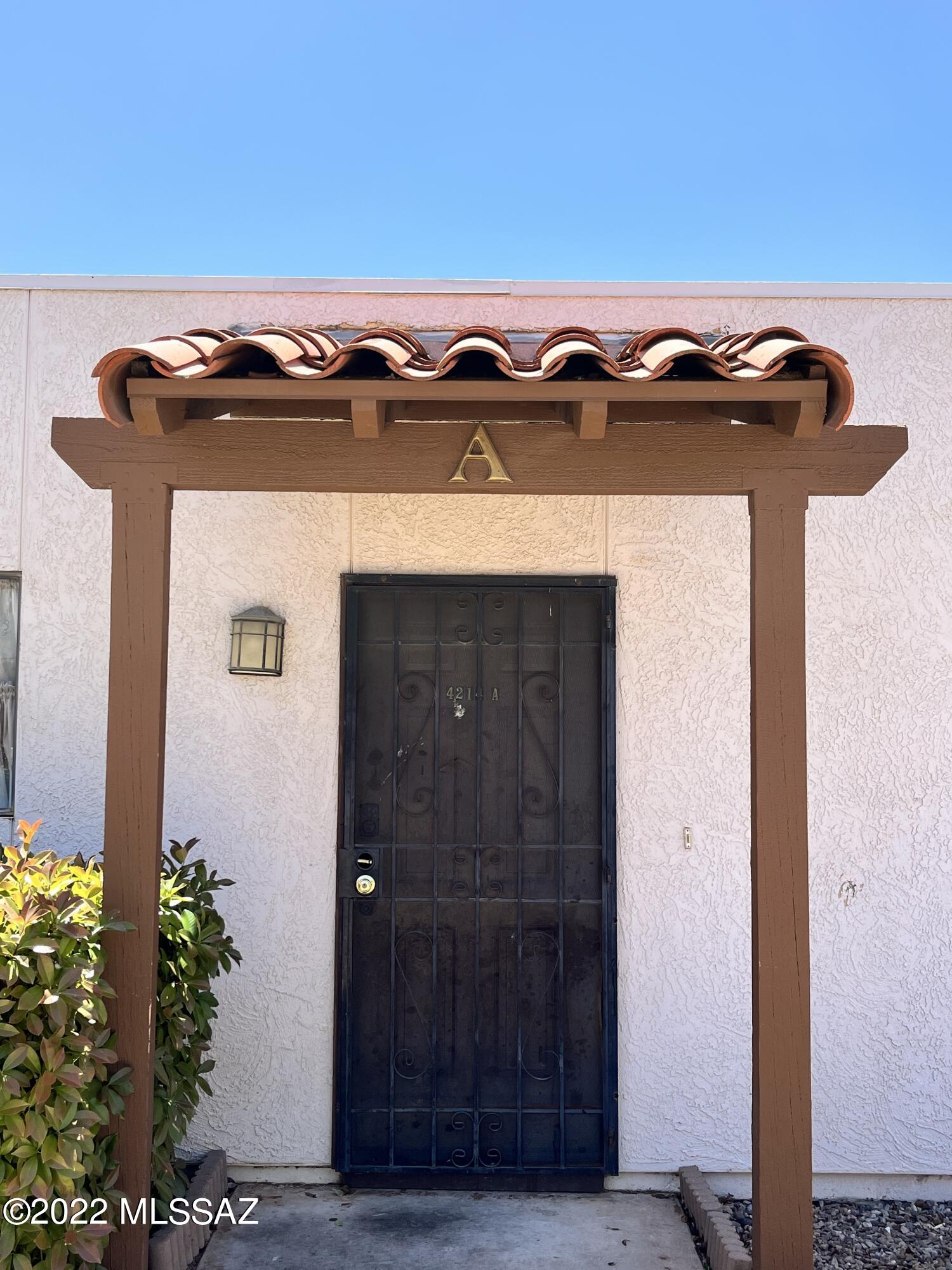 Enjoy this safe, private spacious 3 bedroom 1 bathroom apartment with private backyard. This apartment comes with an in unit washer and
dryer and new AC unit