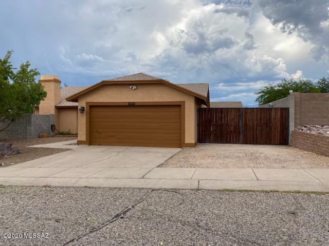 Great 4 bedroom floorplan in desirable Kingswood community on Tucson's east side. Kitchen was
remodeled in the last 10 years with plenty of counter and cabinet space. New energy efficiency
windows from Renewal by Andersen will definitely help with your energy bills. Enjoy your
outdoor living in the shade of the large patio covering along with the pool. Plenty of parking
with an extended driveway along the front of the house for you extra car, toys, or 5th wheel.