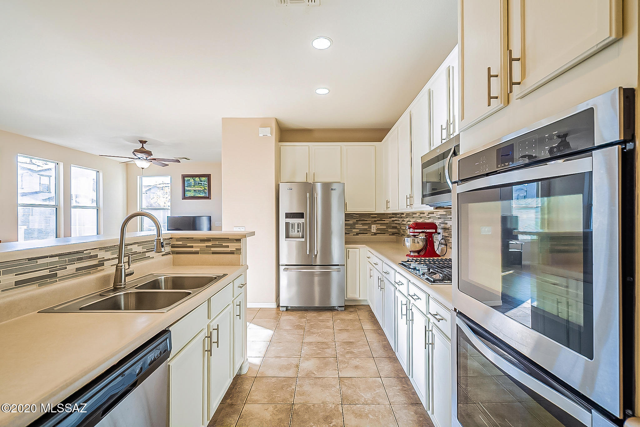 Stunning 3 bedrooms, 3 bathroom home in the Award Winning Master Planned Community of Rancho Sahuarita.  Newly installed HVAC 4/2020 with 5 year transferable warranty and new water heater installed 10/2018.  GORGEOUS kitchen will surely please the cook! The kitchen features stainless steel appliances, white cabinets and double ovens.  Ground floor features great room concept and tile throughout.  
Come and enjoy everything Rancho Sahuarita has to offer!!!