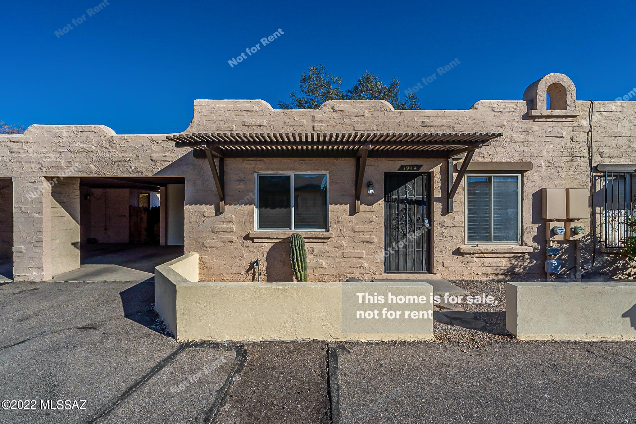 This Tucson one-story home offers granite countertops.