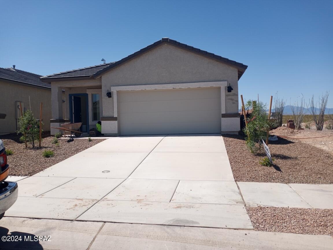 welcome to the highly sought after Vail school district, surrounded by mountains walking trails and in community parks, minutes, from shopping and the gorgeous Delago golf course and restaurant! Colossal cave just 15 min up the road.
come and tour this completed home, corner lot that backs up to a park, no homes built behind this one!!.