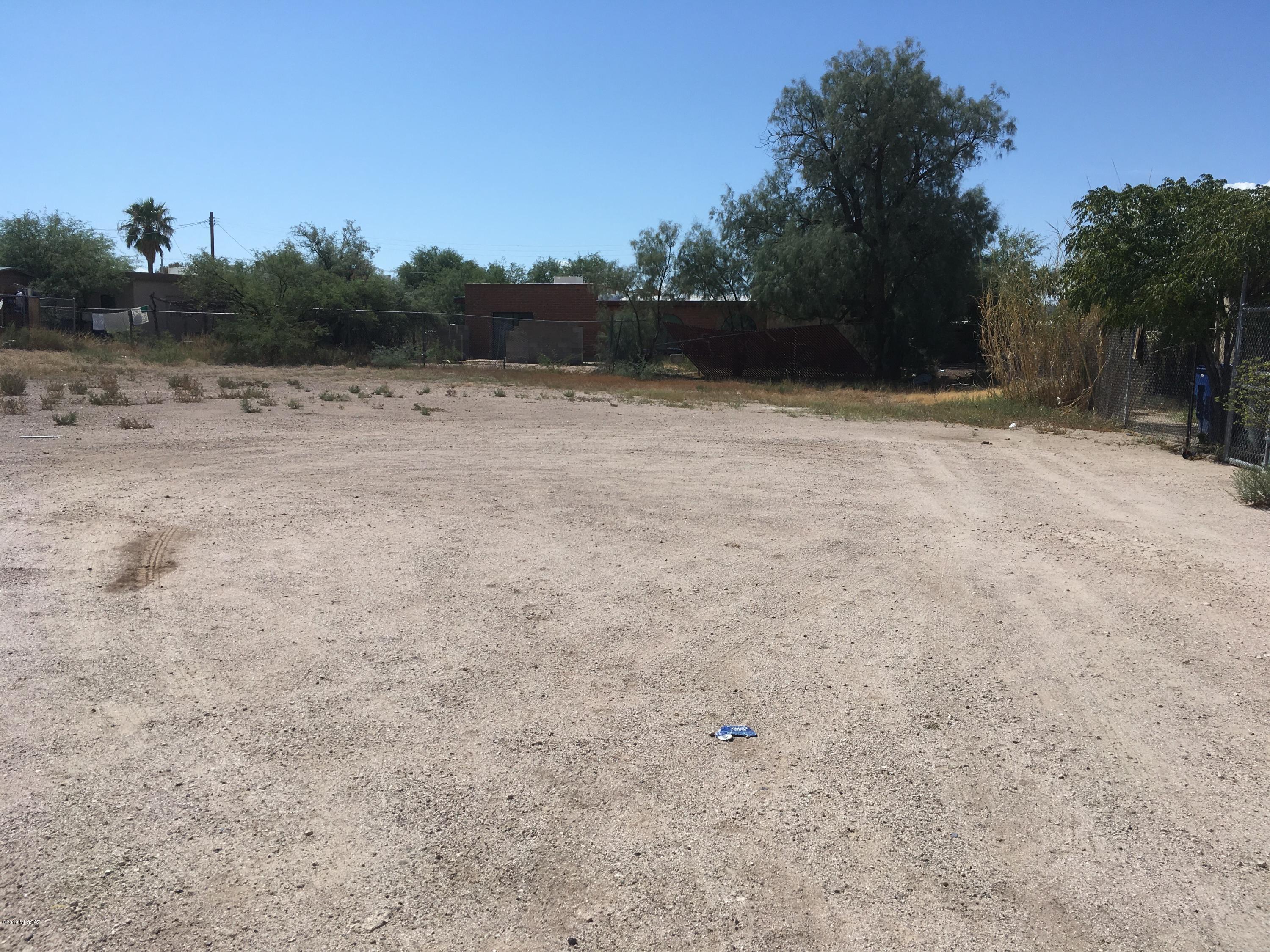 Small infill lot in convenient area off Grant and the I-10 - utilities at street.