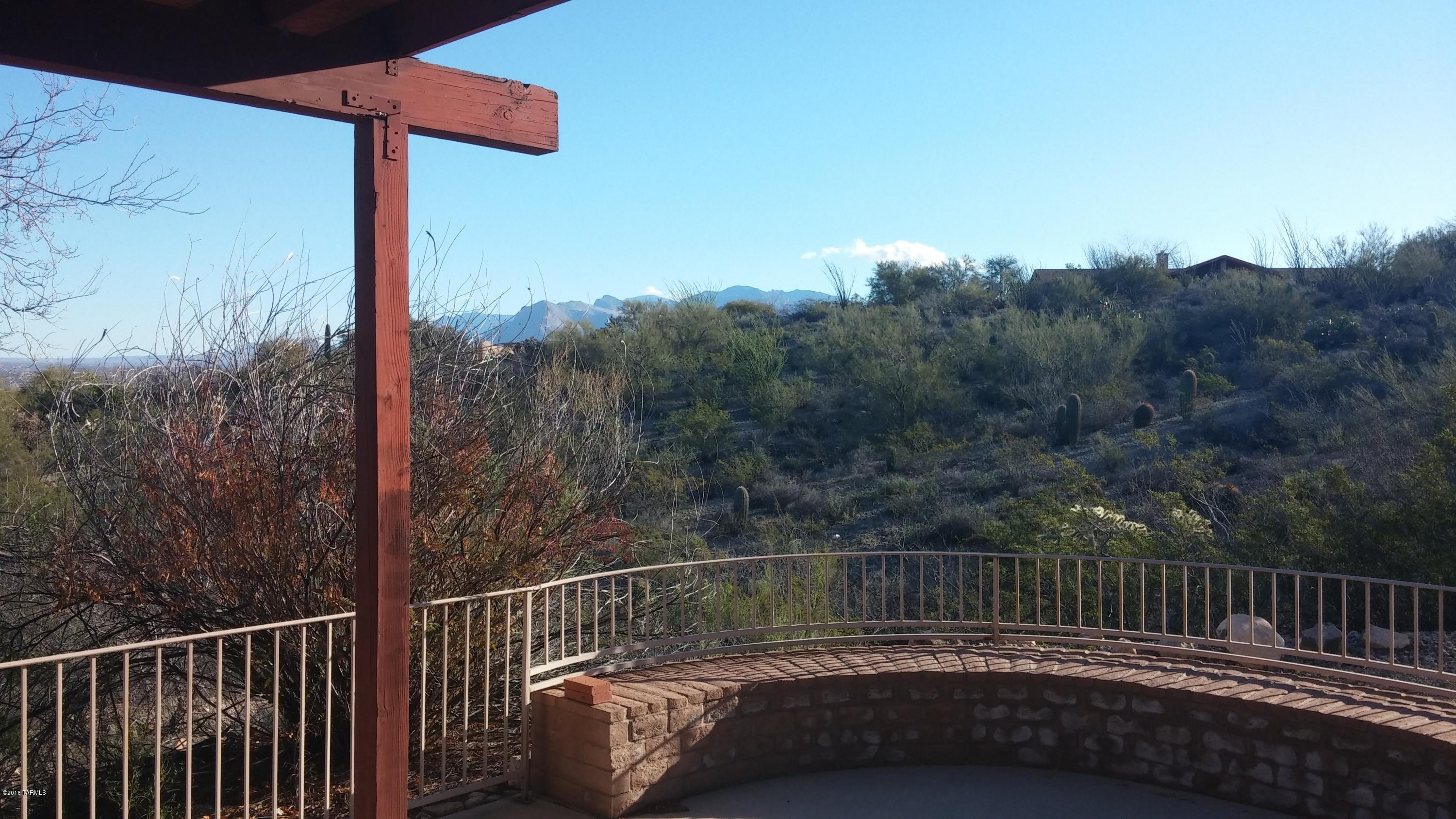 Roomy 3 bedroom 2 bath secluded home on an acre lot. All new carpet. This home offers dual cooling, great mountain views, tile floors, private backyard, ceiling fans, several skylights and sunken living room. Don't miss out on this home. Easy commute to I10. Yard is not fenced in. Pets negotiable.
