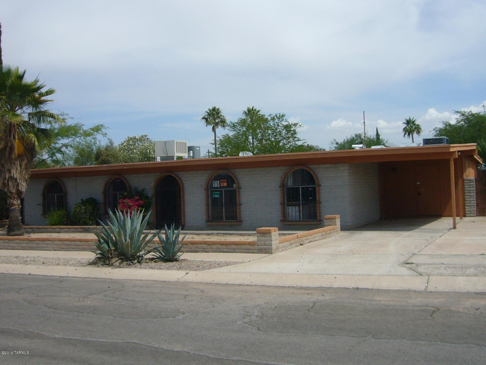Upcoming Auction! Exclusive HomeSearch.com Property. Sold As-is Courtesy Listing no sign or lockbox