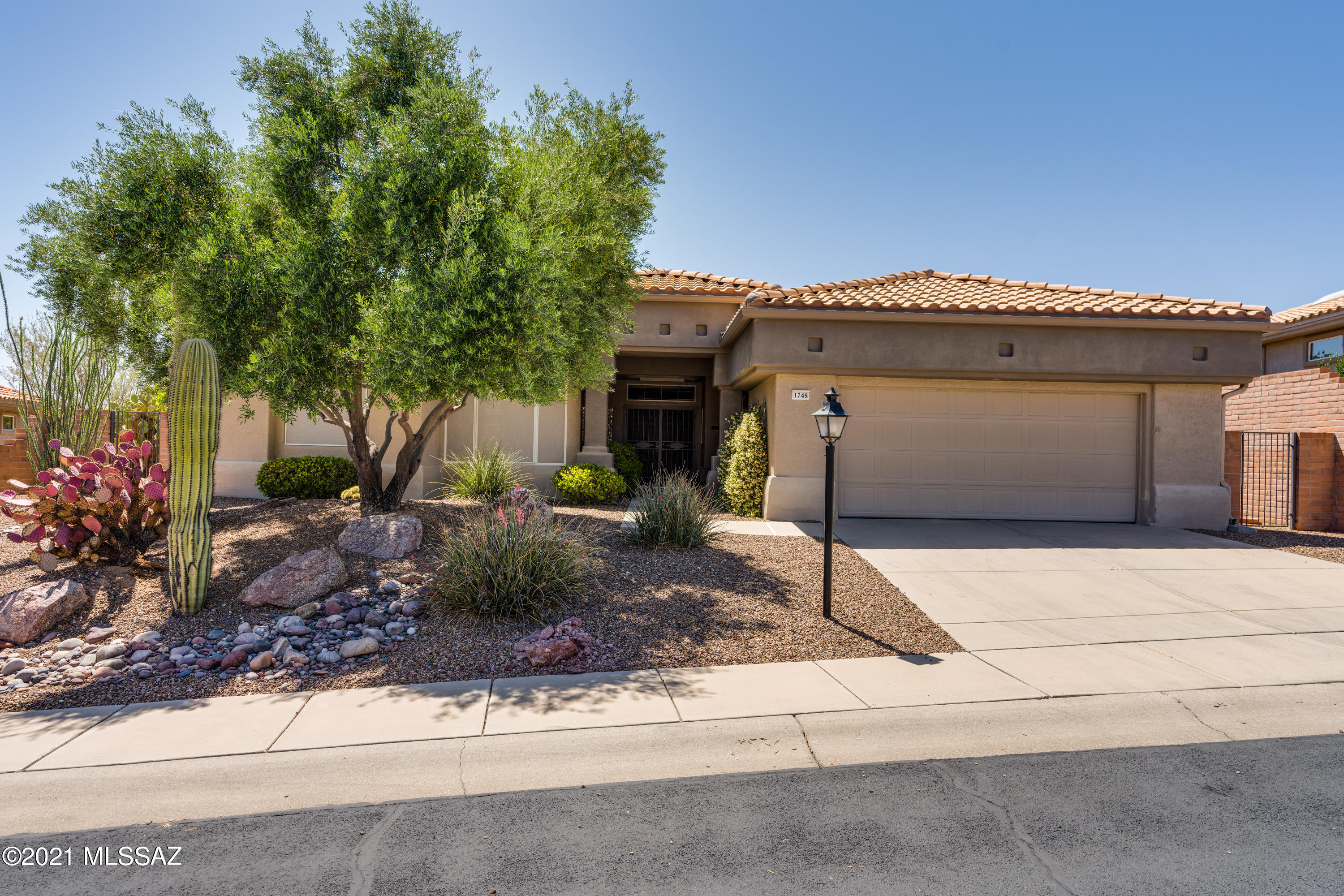 Gorgeous 2BD/3BA+Den (2,186 sq ft) Mountain View split plan in Sun City Oro Valley. Elevated lot with beautiful golf course and mountain views. Large master suite with garden tub and walk-in shower. Chef's kitchen boasts granite counters and stainless steel appliances. Family room with  two- way fireplace. Delightful breakfast nook.  Relax on the tranquil brick patio and and enjoy the views. Sun City Vistoso's active adult community features a clubhouse, golf course, fitness center, pool, sport courts, library & artisan center. Newer roof & HVAC!