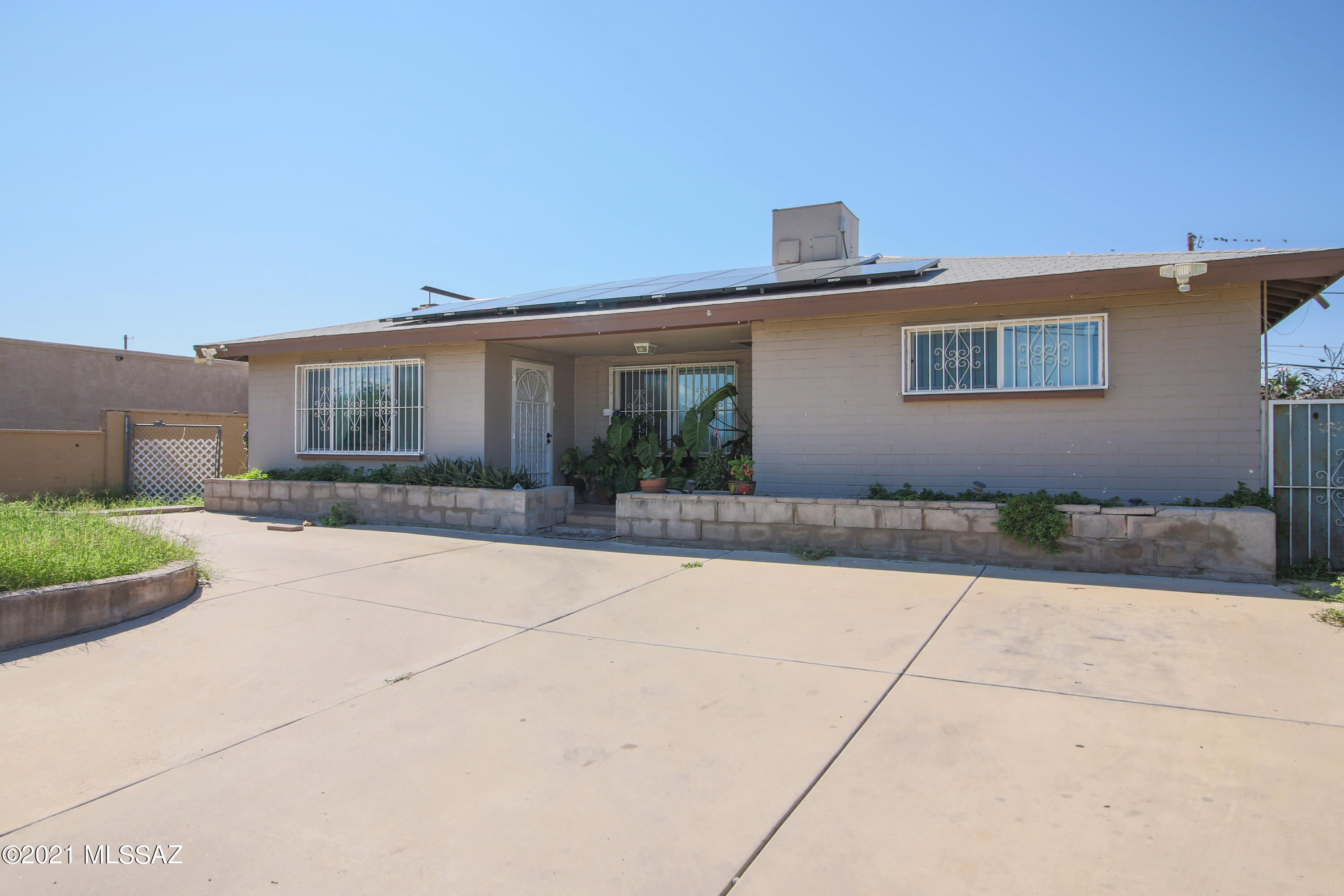 Cozy home with rock faced wood burning fireplace.  Large Living room/family room combination.  Rustic style kitchen cabinets.  Large kitchen.  Main house has 4 bedrooms, 3 bathrooms.  Casita in back with 1 bedroom/1bath/living rm and kitchen. Casita is all electric.  Main house has SWGas.  CR zoned for versatility of use. Close location to shopping.  New electrical panels to accommodate the solar.  Solar is $170/month.