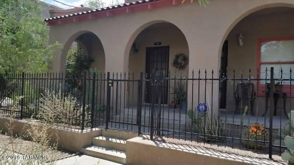 LOCATION LOCATION !! Charming 2 bedroom, 1 bathroom duplex unit available for lease mid-late February in the Historic WEST UNIVERSITY Neighborhood for $975/month. Prime location within short walking distance to U of A, Time Market, Downtown, Modern Streetcar stops, and one block from Catalina Park and 4th Avenue. Perfect for Graduate/Doctoral Student or Working Professional!
- Quiet location in guest house of family home
- Washer and dryer, Gas Fireplace, Full Kitchen with Gas Range/Oven and Full Size Refrigerator
- Air Conditioning in each room 
- Water, Sewer, Garbage, Yard Maintenance included (tenant pays electric and gas)
- Pets considered on a case-by-case basis (small fenced yard)
- Reserved street parking available
- Non-smoking
- Potential to move in as early as mid-Februa