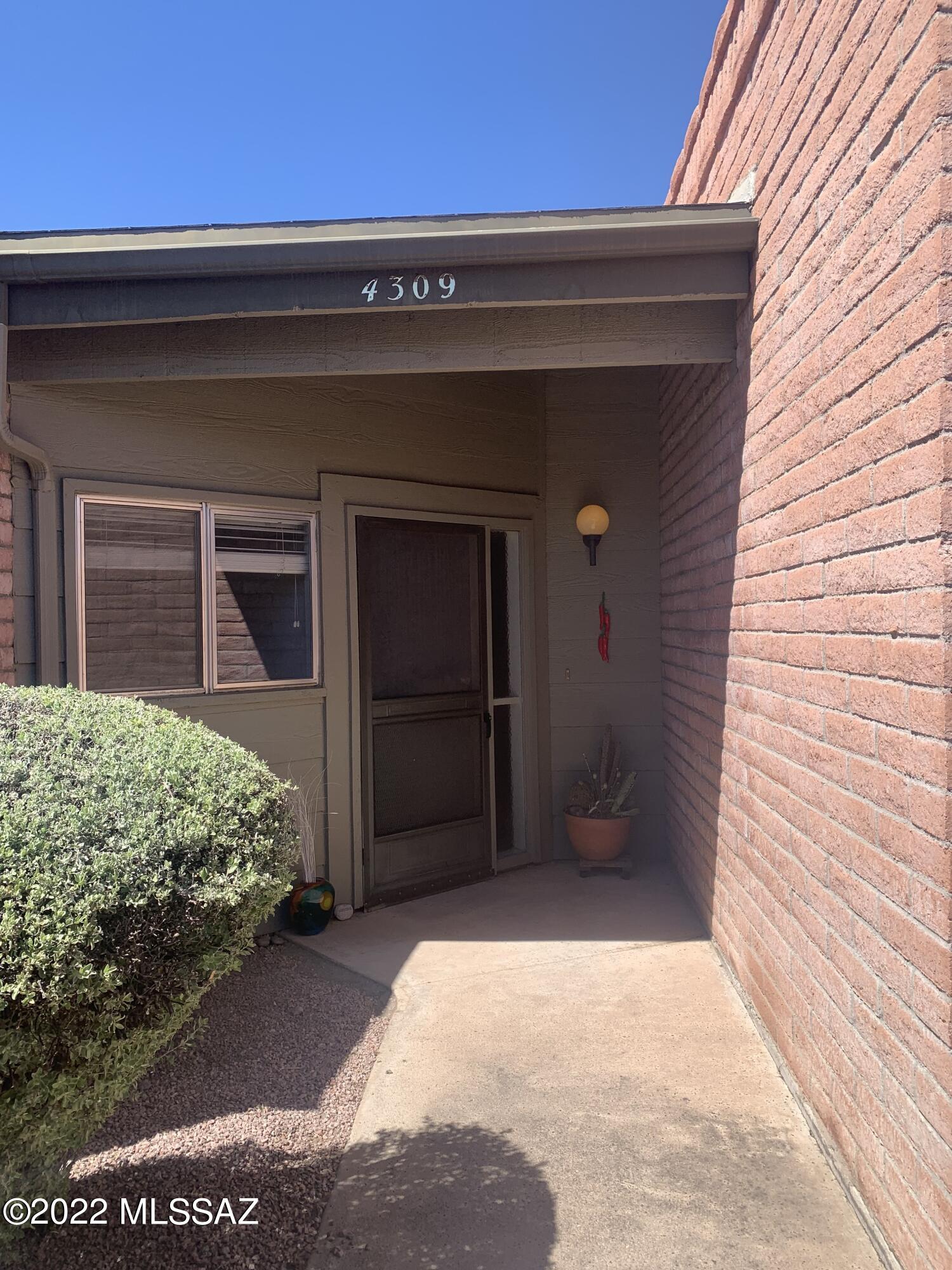Seller will accept offers between $220,000 & $228,000. Great location, great floorplan. Wonderful opportunity to own a home in desirable McCormick Place. Needs a little TLC except for bathrooms which are fine,....just bring your imagination. All appliances convey. Water heater replaced in 2019.  Estate sale, limited SPDS.  As-is.