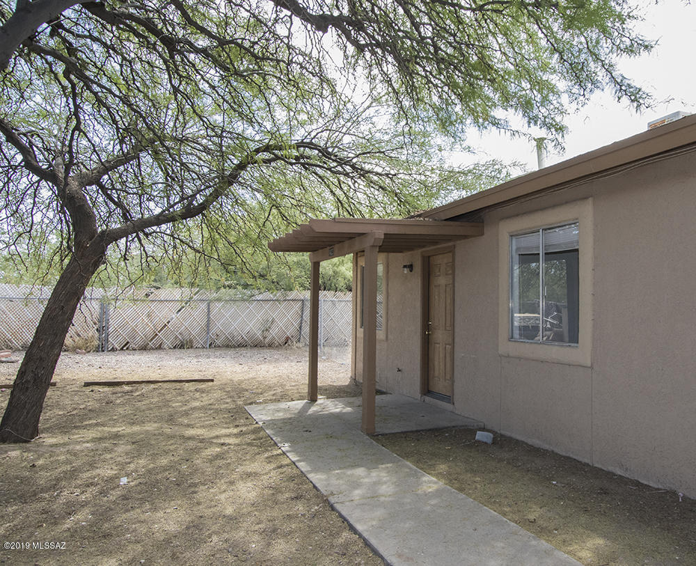 2 miles to U of A and Downtown. Quiet 2 bedroom 1 bath, all ceramic tile, covered parking, washer dryer hook ups and a yard for a pet.