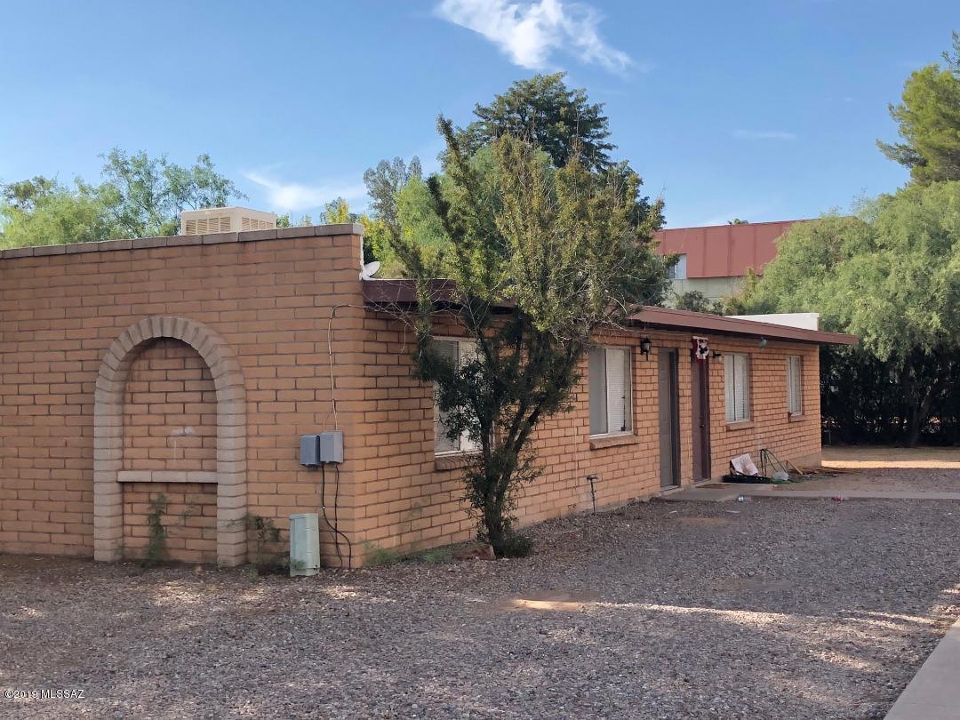 DUPLEX-2 BEDROOM/1BATH SOLD TOGETHER WITH 
105-12-037B 214 W Roger Rd, 1 Bedroom SFR
105-12-037L, 210 W Roger Rd, 4-Plex  $200,000
105-12-037M, 210B W Roger Rd  Duplex $100,000
FOR A TOTAL OF 11 UNITS, (10 -2 BEDROOM UNITS plus 1 Bedroom SFR)