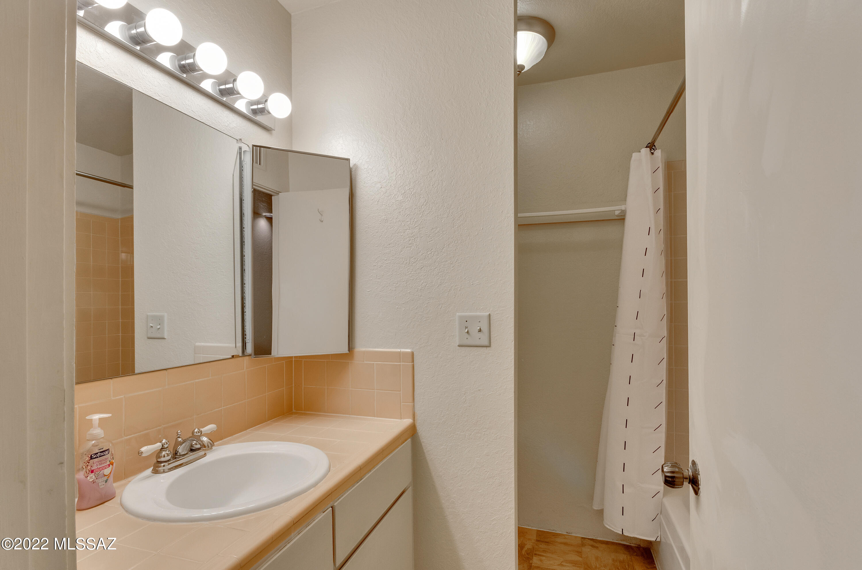 Las Primeras Lomas (1-76) - Residential