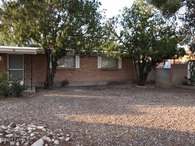 Spacious lot minutes from U of A, close by to park & shopping. Stacked stone fireplace in large great room. Kitchen with lots of cabinets and built in cutting board opens to dining area. Large covered patio and fenced yard. Pets allowed on a case by case basis, with $250 refundable Pet Deposit, discuss with Landlord.