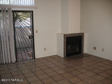 3 Bedroom, 2 ba in Racquet Club Vill, next to River Walk! Community Pool and Spa, A/C, FP, PATIO, includes Stove, Refrig, Microwave, WASHER & DRYER, DW.

Non-Smoking home, small pet considered.

Owner is Licensed Real Estate Agent