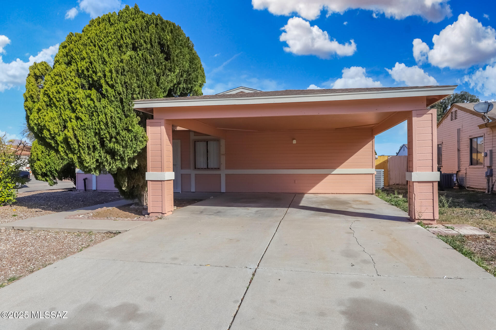Looking for a 4 bedroom, 2 bath home in Midvale Park? Come see this Reszi home. Living and Family rooms with dining area and breakfast bar with large kitchen and plenty of cabinets, tile throughout.