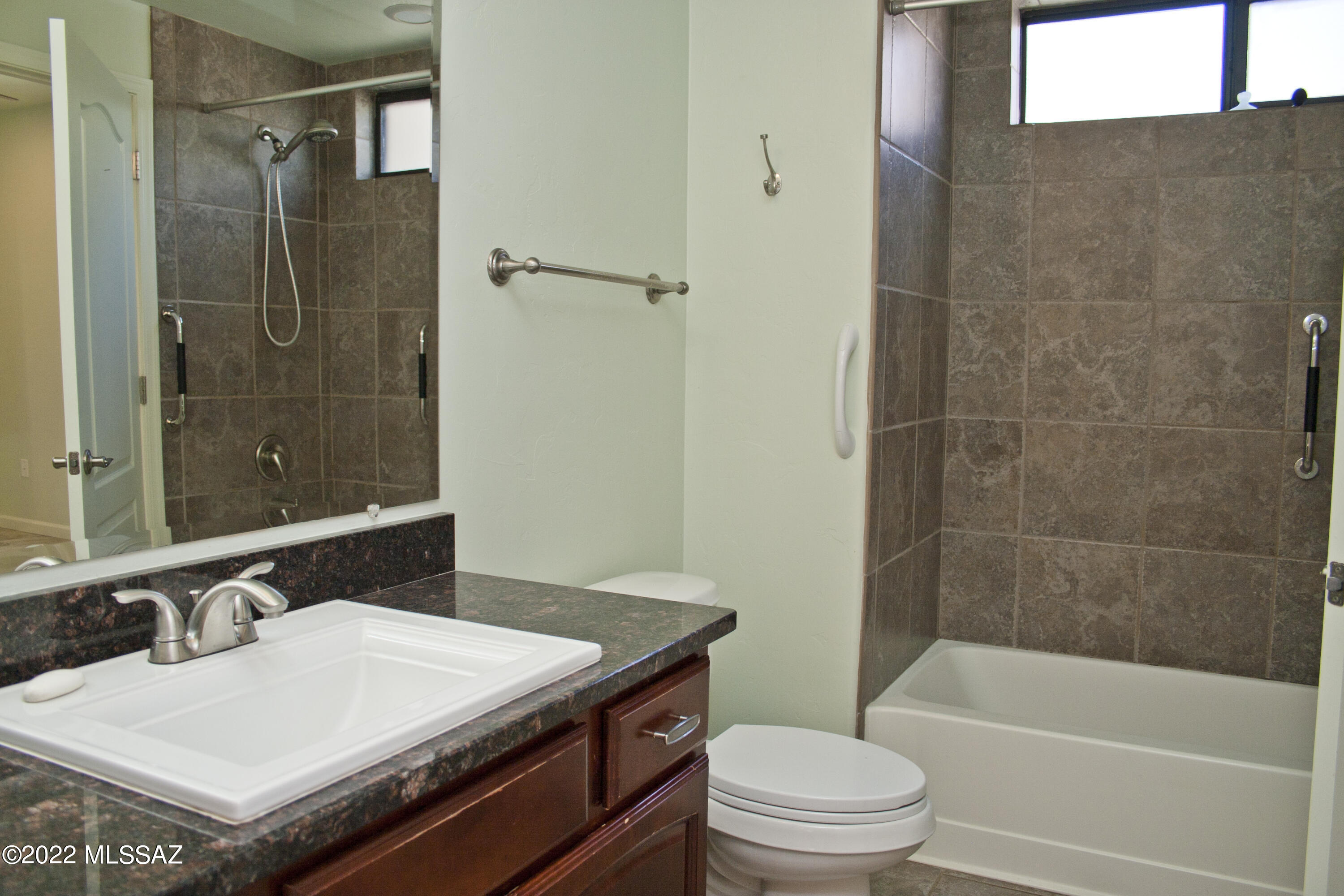Hacienda Del Rio (1-118) - Residential Lease