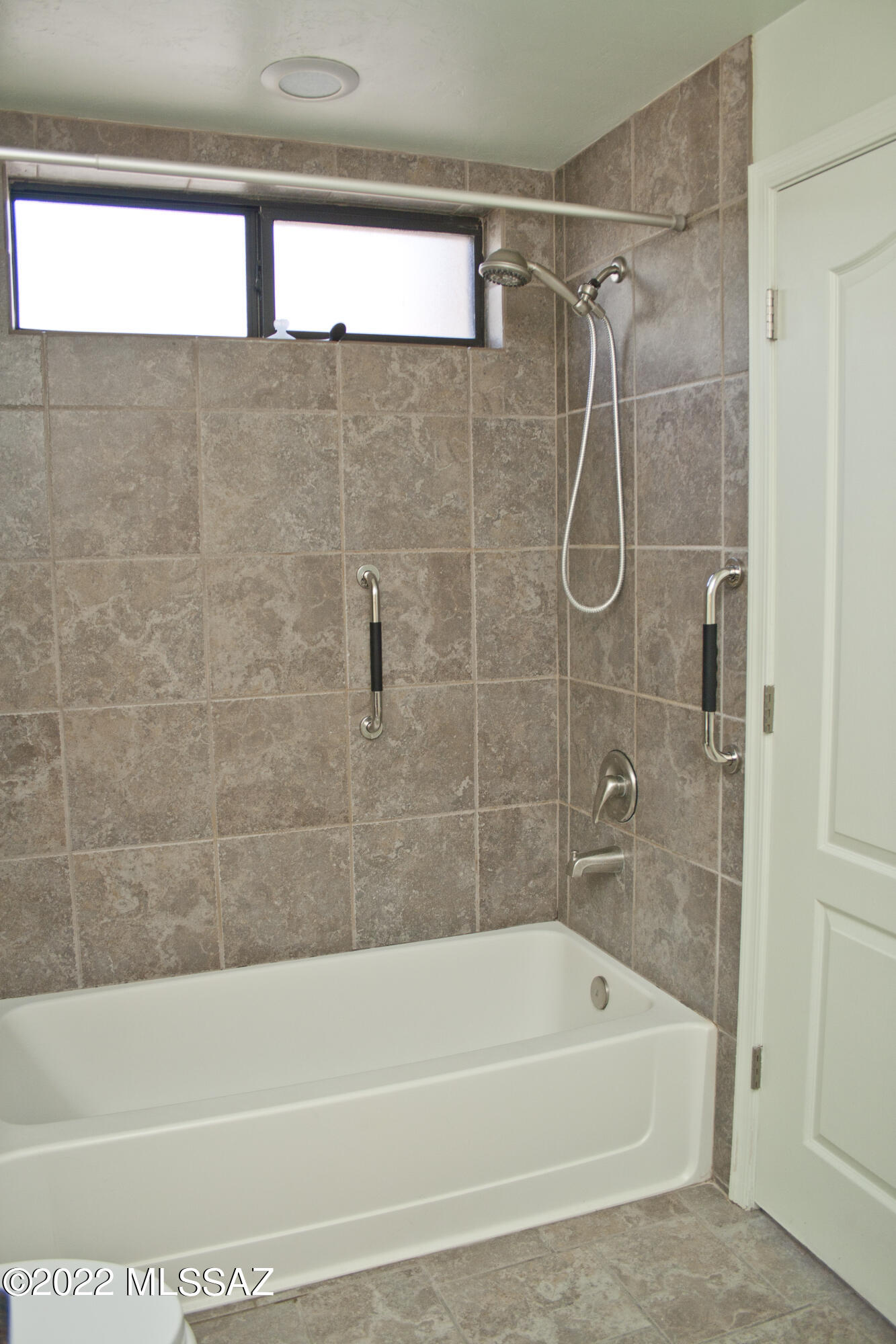 Hacienda Del Rio (1-118) - Residential Lease