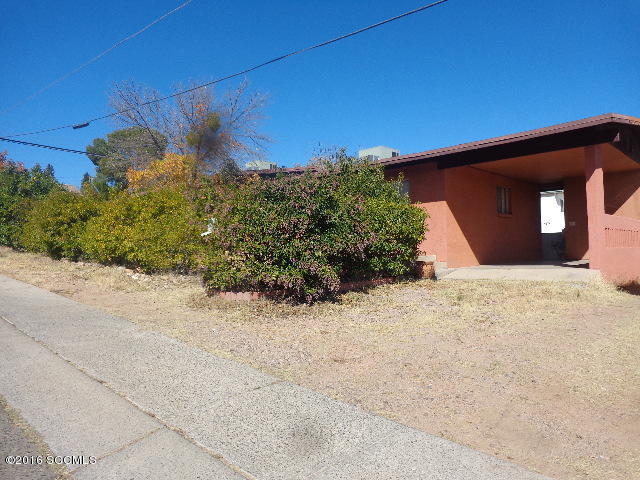 Investments opportunity in centrally located area. Well cared for duplex located on a corner lot.