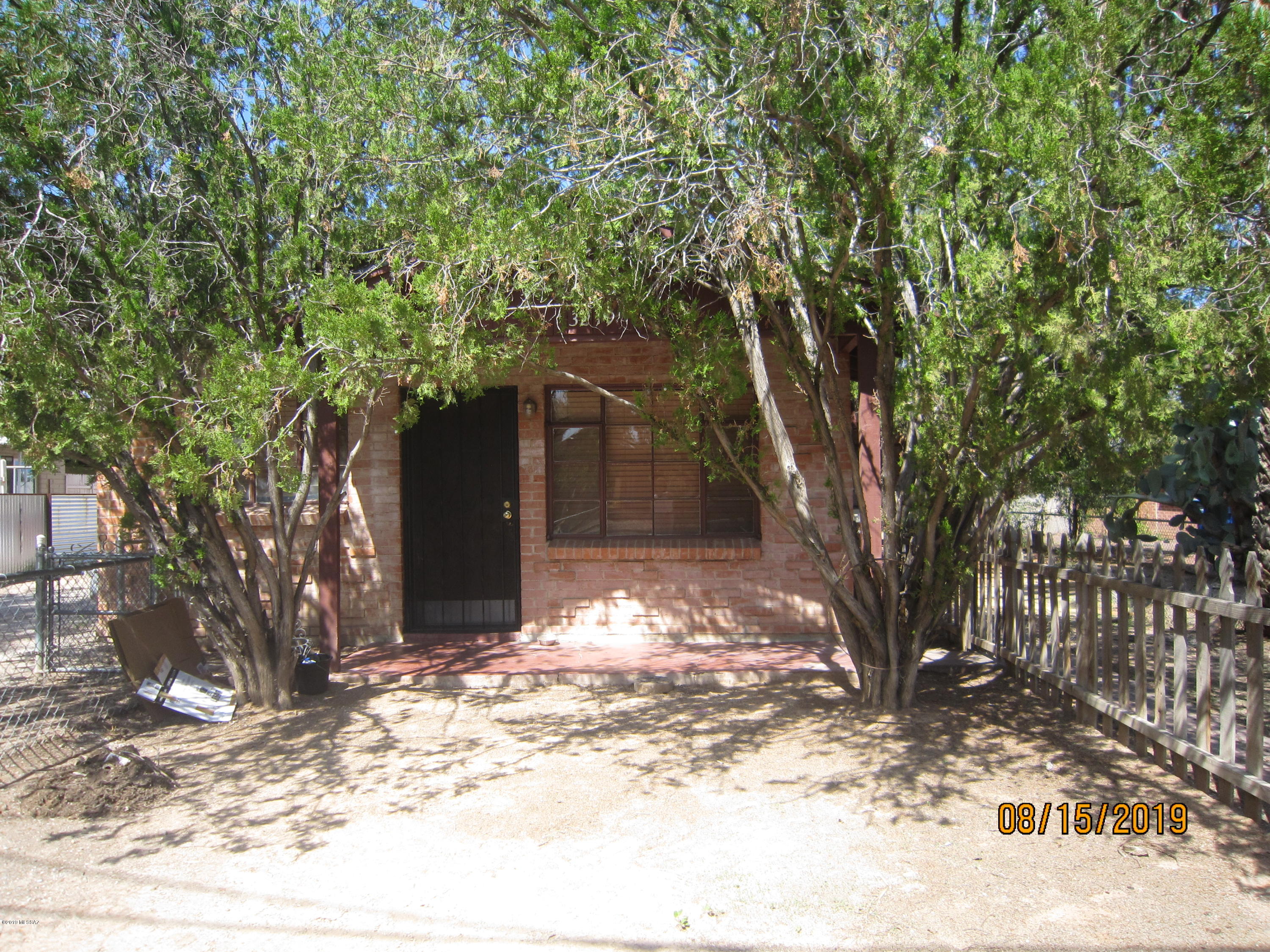 Owner is licensed Real Estate Broker in AZ. Cute Red Brick 2 BR Duplex with ceramic tile flooring, water is paid, small fenced front yard, central evap. cooling and gas heat. Off street parking for 1 car. Great location near Tucson Blvd & Ft. Lowell on cul-de-sac!