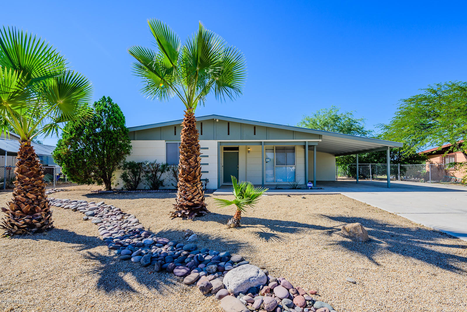 Very clean home located close to everything Tucson has to offer! Huge lot and spacious floorplan make this one a true bargain!
