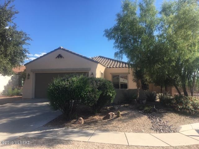 Beautiful home on over sized lot.
Model Home with many upgrades.
Backyard is a entertainers joy, with pavers covering large portion of backyard, privacy and more.
Professionally built and irrigated garden planters.