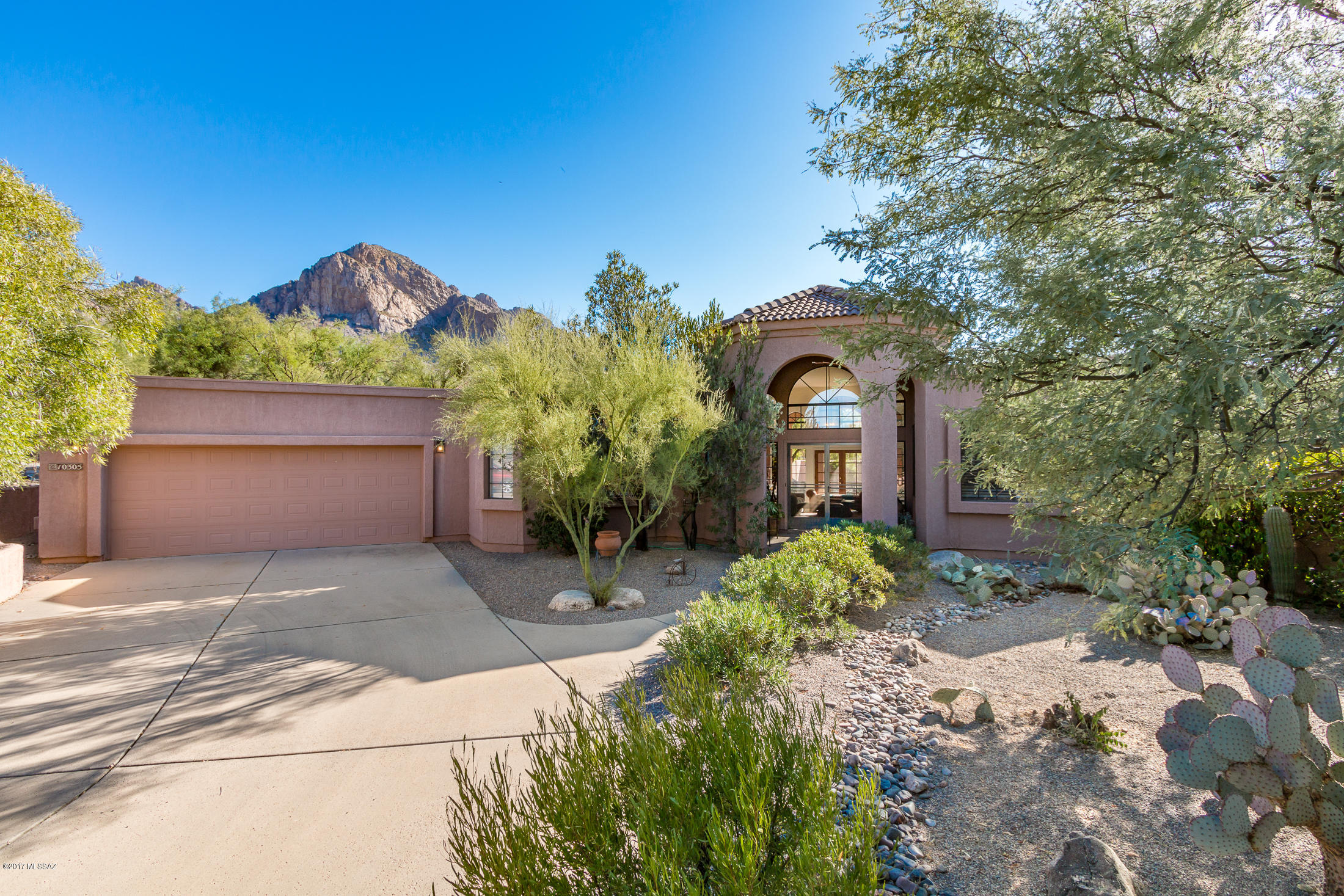 CONTEMPORARY HOME IN PICTUREQUE SETTING IN GUARD GATED LA RESERVE, AS YOU WALK INTO THIS INVITING HOME W/EXPANSIVE WINDOWS, BRIGHT AND AIRY HIGH CEILINGS, W/18'' TILE THROUGHOUT YOU WILL NEVER WANT TO LEAVE.  3 BR/2 1/2 BATH, OVER SIZED MASTER SUITE W/NEW SHOWER AND WALK IN CLOSET, KIT IS OPEN W/BREAKFAST NOOK AND FAM RM/FPL,  SEP LR AND DR W/WET BAR PERFECT FOR ENTERTAINING, MATURE LANDSCAPING W/CAPTIVATING VIEWS OF THE MOUNTAINS, FRENCH DOORS LEAD TO COVERED PATIO AND DESERT OASIS.  MUST SEE!!