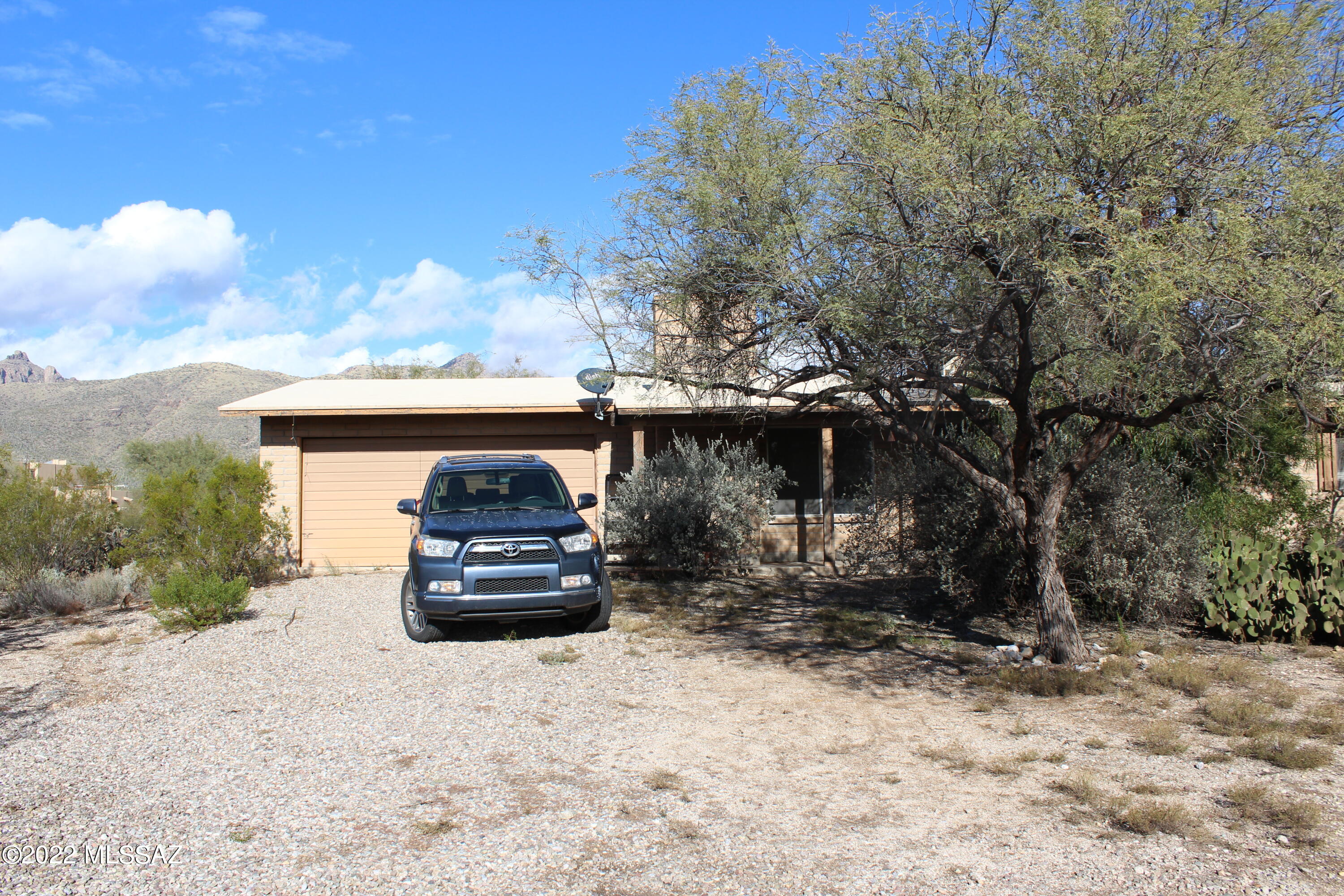 CALLING ALL INVESTORS!!! CASH SALE ONLY! This house has SO much potential but will need a complete rehab. Over a half an acre on a cul-de-sac with a great backyard and amazing mountain views! The house has a nice floorplan with vaulted ceilings in the living/dining and kitchen area. Cozy fireplace in the living room. Large main bedroom with walk in closet and spacious main bathroom. 
Roof has been inspected and have report attached to docs. AC/Furnace newer.
This home is an ESTATE SALE- SOLD AS-IS
