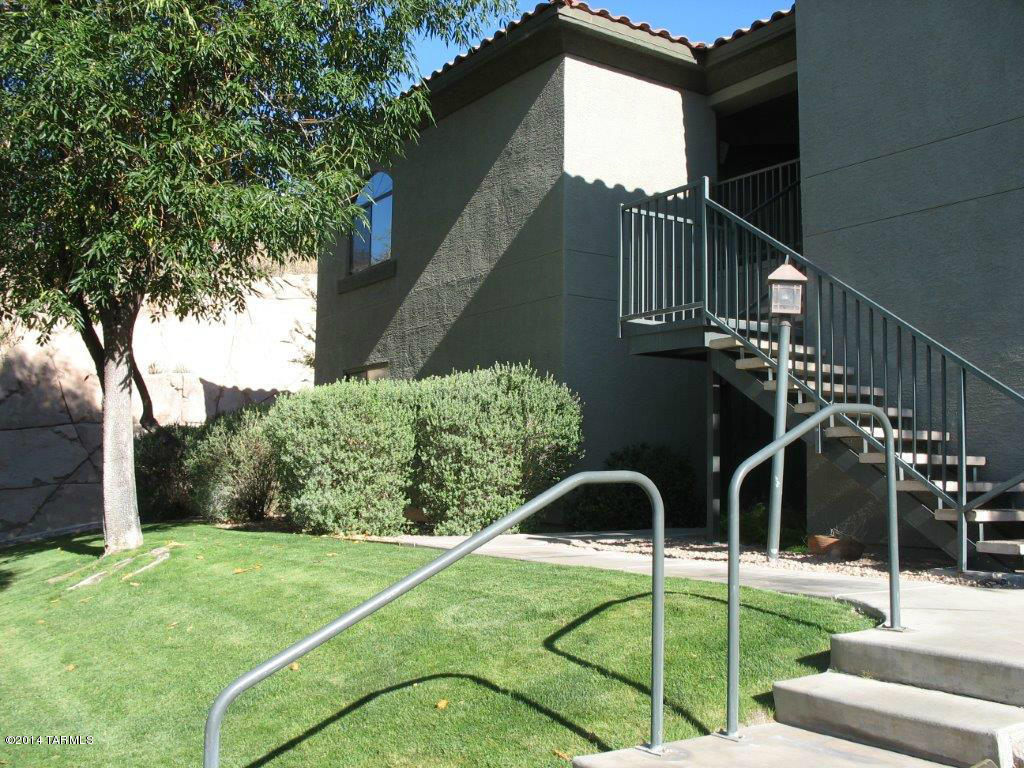 Located in Veranda at Ventana which is one of Tucson's most prestigious communities set between dramatic mountain slopes and amid spectacular scenery in the heart of the foothills area. Unit comes with fully equipped kitchen ,built in microwave,large walk in closet and private enclosed patio with mountain view. Veranda at Ventana is a gated community and amenities included a state-of-art fitness center, two resort style pools and spas, outdoor BBQ's and lush landscaping. Check out the website to apply www.vistapointaz.com
