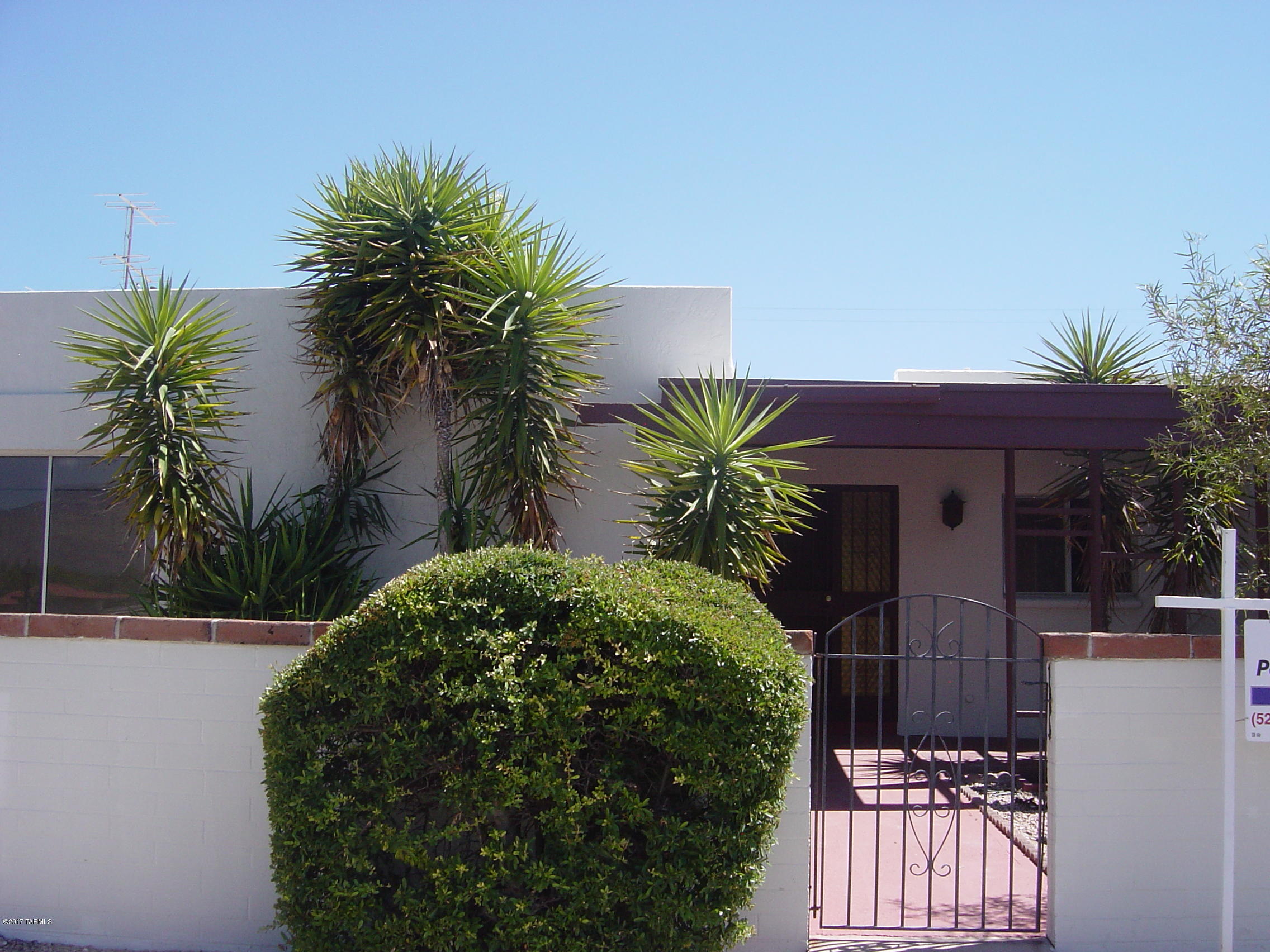 Seller will accept or counter offers between the range of $148,500 and $153,750 Very cute and roomy, NE Tucson location completely remodeled for less than $100 per foot. very desirable east-side location. 3 bedrooms 2 baths. Very low care bright and completely remodeled. Fresh paint, new stainless steel appliances, granite, nice flooring.
Easy living great for rental investment as well.