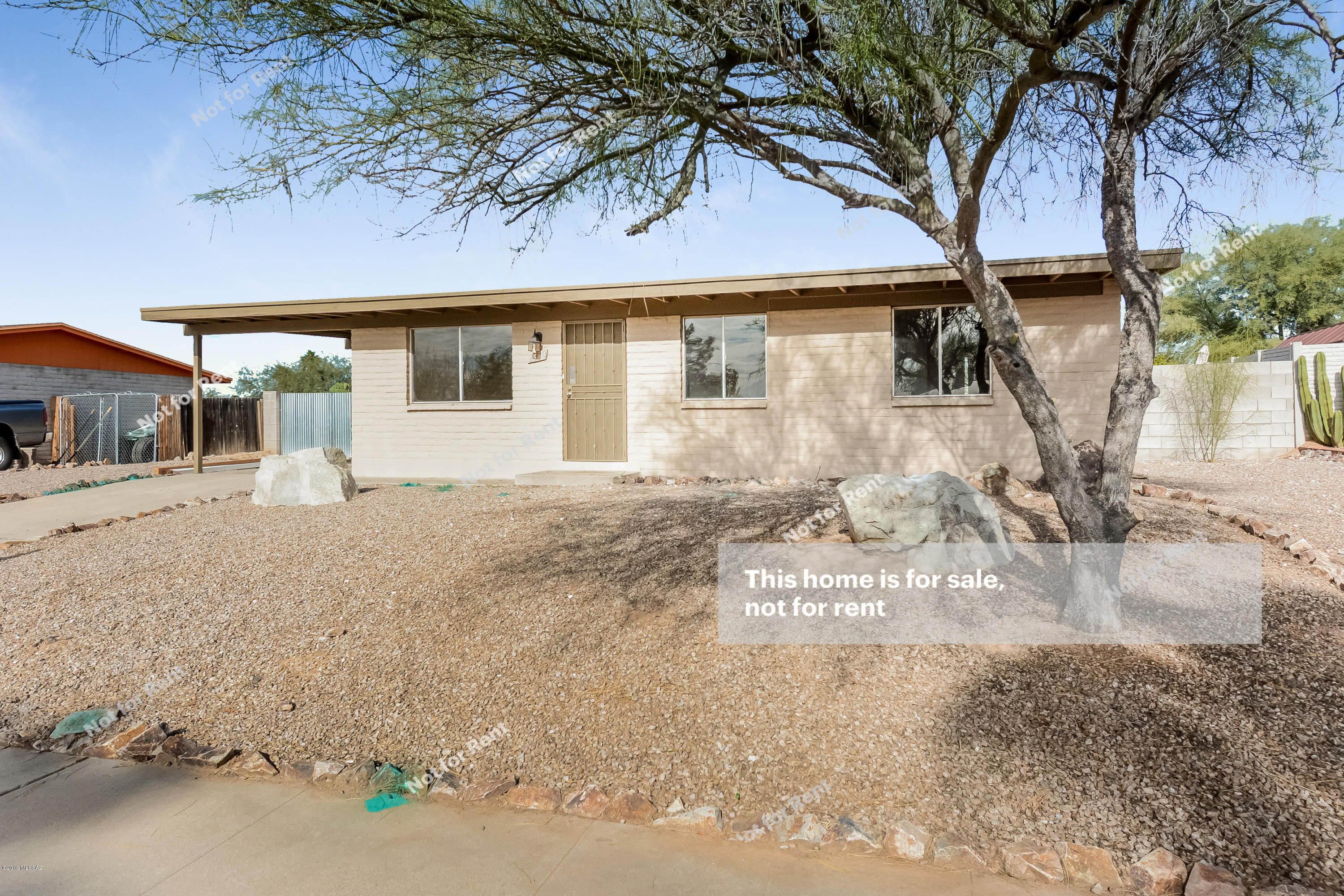 This Tucson one-story offers granite kitchen countertops, stainless steel appliances, tile and laminate flooring, and a carport.