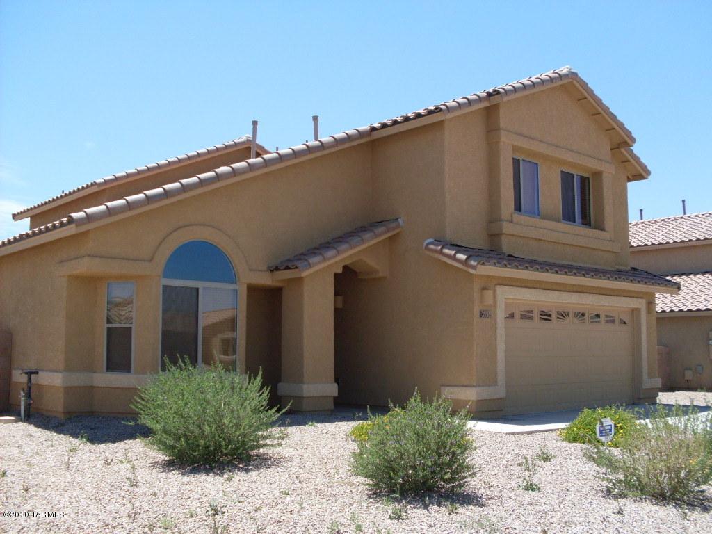 Great home in a great neighborhood. this home is over 2700 square feet and has 4 bedrooms, 2.5 baths and a den. Open floor plan with granite countertops and cherry cabinets in the kitchen. Home is close to shopping, Davis Monthan, Raytheon and easy access to I-10.