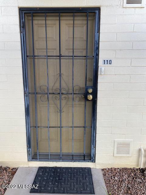 Central Tucson 2 bed/ 1 bath downstairs coop unit. Move in ready! Tiled floors, min-splits for AC/heat, on-demand hot water heater, dual pane windows and sliders, washing machine. Cash only/no rentals. Close to shopping/restaurants/bus lines. A few blocks from Reid Park (walking path, golf course, dog park, zoo and more!). Minutes from Downtown Tucson and University of Arizona.