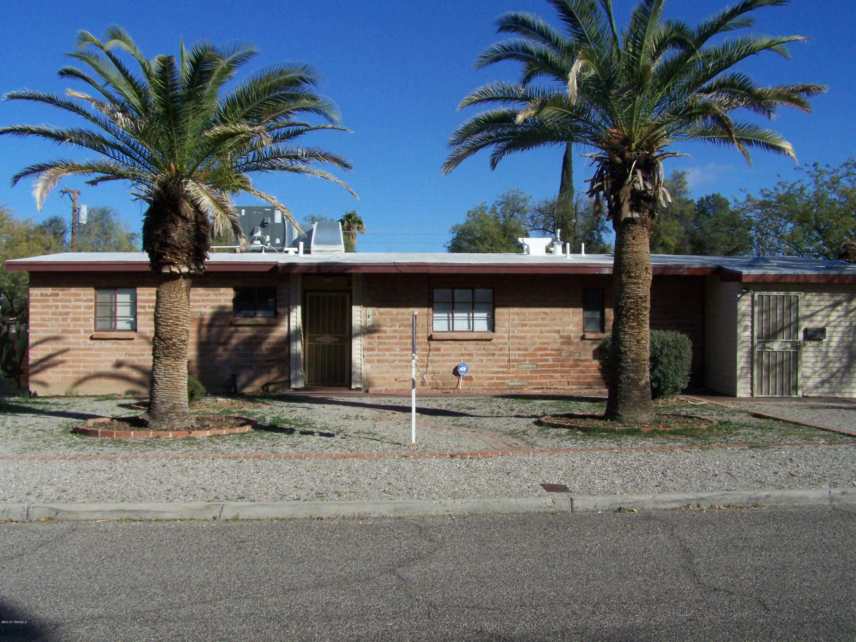 Awesome 5 bedroom 3 bath home that has had lots of remodeling done. this home offers great room plan with dining off the kitchen, kitchen is very spacious with lots of cabinets, all rooms a very spacious throughout the home, covered patio, large rear yard. This property is approximately 1 mile from the UofA, easily accessible by bike and public transportation. Newer A/C and Heating Units, all appilances included. call Today to view this property. Mark 520-245-0754
