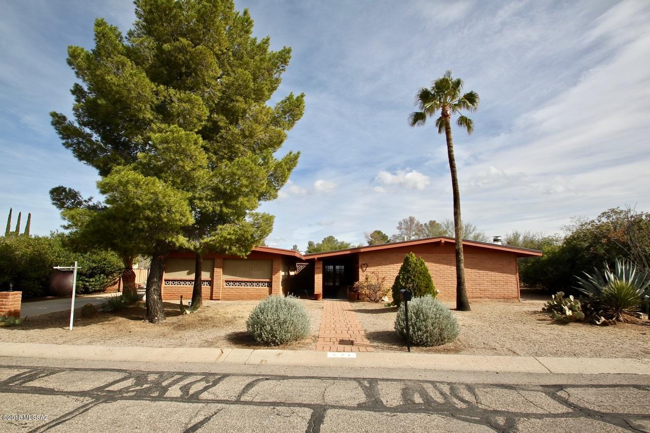 The one you have been waiting for; Brick charmer.Craftmanship&quality through-out this lovely home.Family room boasts travertine floors with staked stone fp,paneled walls,built in custom bookcase & entertainment center.Lovely zen like backyard with brick patio,fire pit and decorative fountain.Outdoor kitchen with stacked stone accents.Cozy kitchen with tile counters,tile backsplash large window above sink, breakfast bar.You will love entertaining in the dining room with french doors to back patio, custom bar&sitting area.Owner's suite with fireplace,brick floors.Large secondary bedrooms.Indoor laundry with cabinets.Entry with double doors.Home backs to common area for tons of privacy.new plumbing fixtures.New roof with warranty.Award winning Vail Schools.room for RV Parking,30 amp service