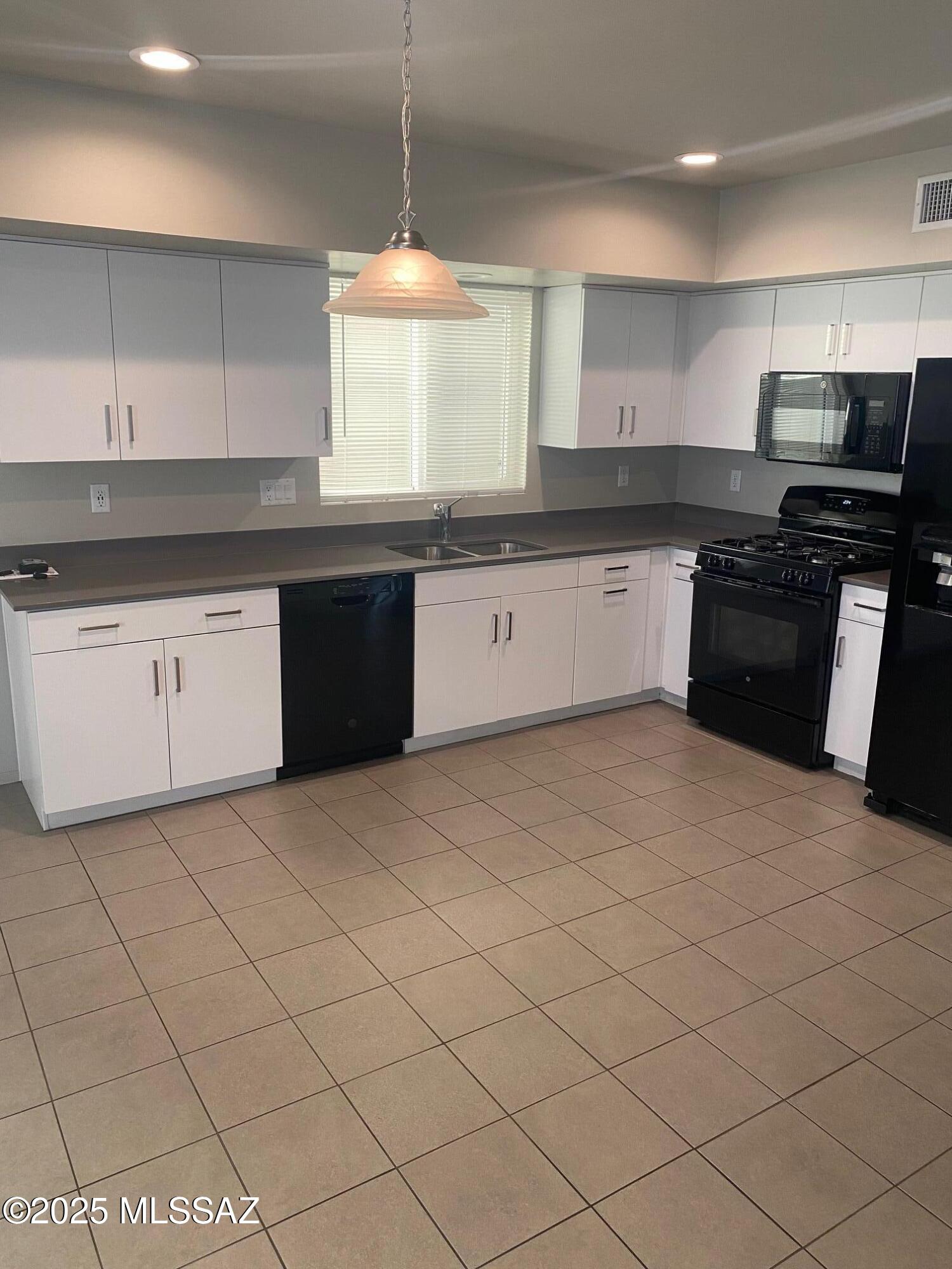 Park Modern SQ20153240738 - Residential Lease