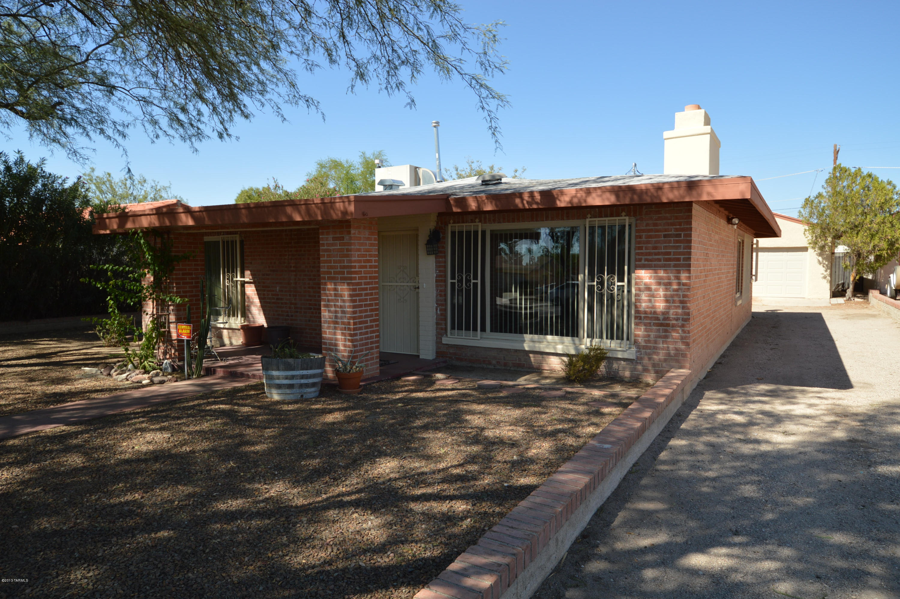 Don't miss this wonderful opportunity! Fabulous 2BR home just a short distance away from the U of A! Even closer to the U of A Medical Campus! Gorgeous 2BR home has tons of space to stretch out! Nearly 1300 square feet! You'd better get this one quick! It's going to go fast! CALL TODAY!