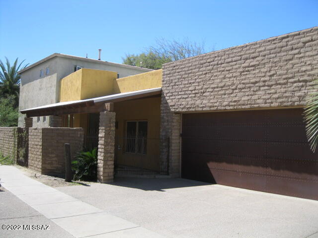 Award winning custom modern exposed adobe and wood beam home in the heart of the Virginia Heights neighborhood! Gourmet kitchen with stainless steel appliances and granite counters.  Gas cooktop, electric oven and built-in microwave.  Spacious great room with high ceilings and stained concrete floors.  Ceiling fans throughout.  Large upstairs master suite with dual vanities, a huge walk-in closet and a small balcony.  Mature landscaping with a producing lemon tree.