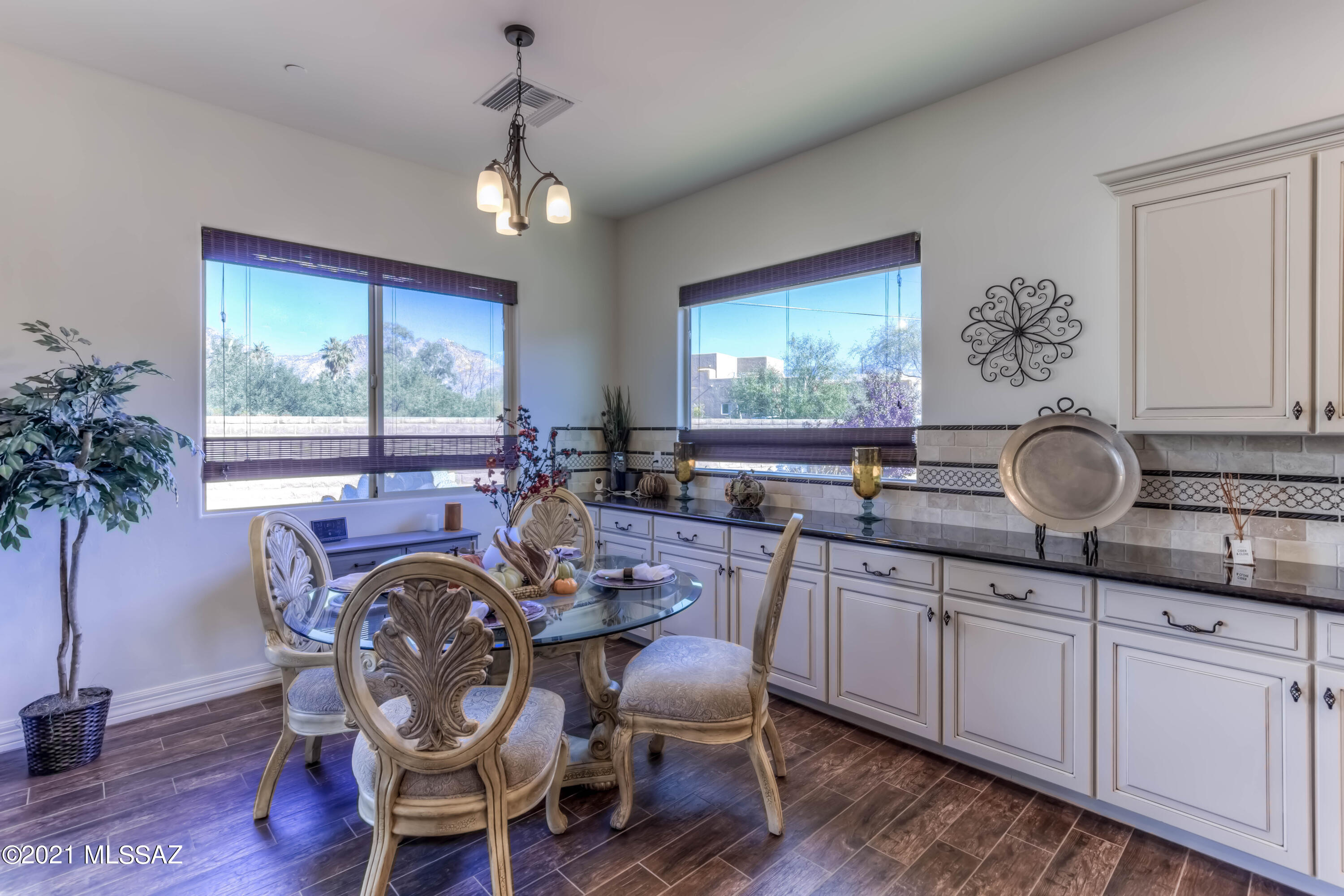Foothills Club SQ20121320226 - Residential