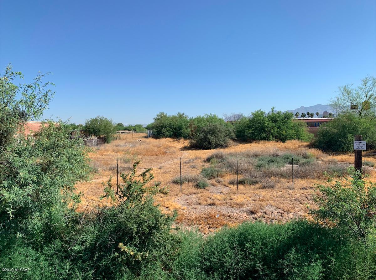Residential lot in near I-10 and Starr Pass Blvd. Easy access to I-10 and downtown. Can be a prime location for Gem Show events.