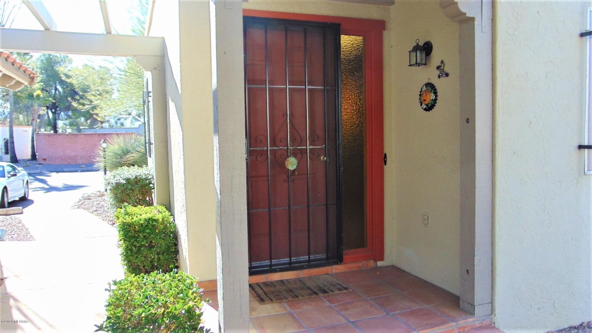 END UNIT FULLY FURNISHED NICE COURTYARD SETTING, CLOSE TO SHOPPING