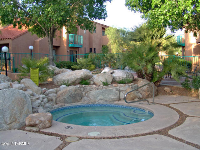 This charming 1BD/1BA condo is located on the 2nd floor in the desirable gated community of Ventana Vista Condominiums.  Resort-like amenities include a heated pool, 2 spas, fitness center, tennis court and large clubhouse. Laundry room with washer & dryer included. Ideal location; close to Sabino Canyon, restaurants and shops.