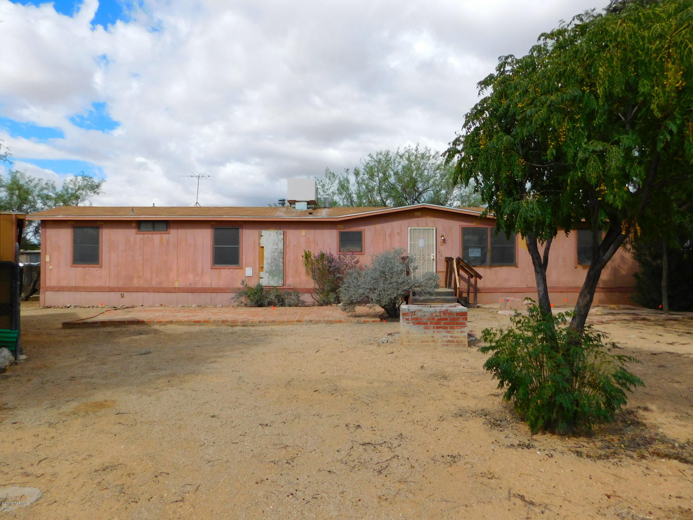 PRICE REDUCED. Nice 3BD/1.5BA HUD mfr home on almost an acre of horse property on Tucson's southwest side. Open floorplan, vaulted ceilings. Spacious kitchen with dining area and plenty of cabinet space. Extra storage cabinets in laundry room. Large storage unit with electric that can used as a shed or workshop, dog run. Paved street, fenced yard. Privacy and panoramic desert and mountain views can be yours! Come and take a look today!