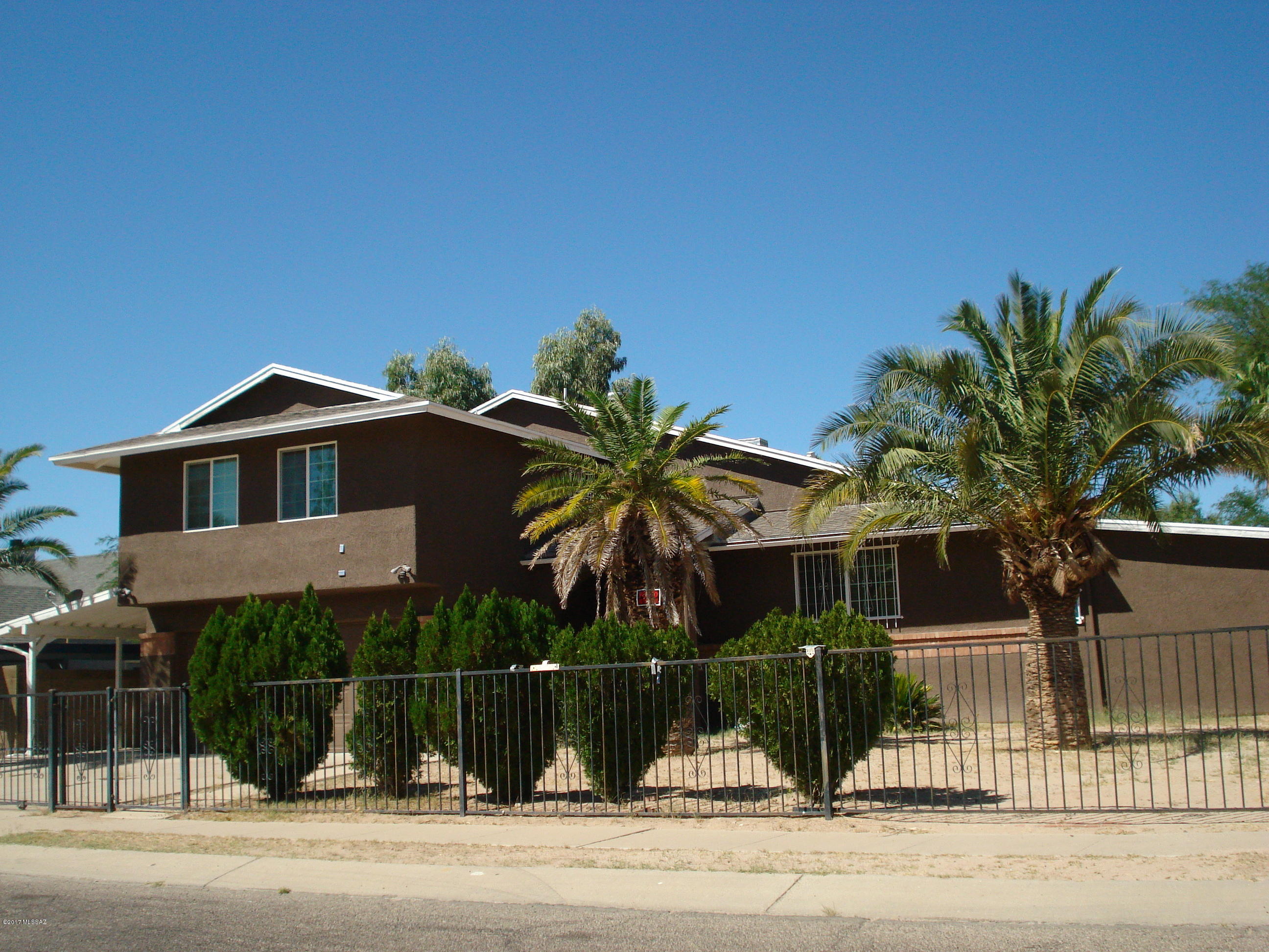 Great opportunity. Tri-Level home with lots of upgrades. Very large back yard on nearly 1/4 acre, lots of storage throughout, large room with wet bar, separate family room and additional room can be used as den/guest quarters or game room. This property offers a large floor plan with living areas and a spacious kitchen that fulfills the need for a growing family. The home includes four bedrooms and two bathrooms. The master bedroom has a spacious walk in closet and an on suite master bath that has a huge garden tub. A big family room includes a wet bar and connects to the spacious patio that will allow you to enjoy wonderful parties.