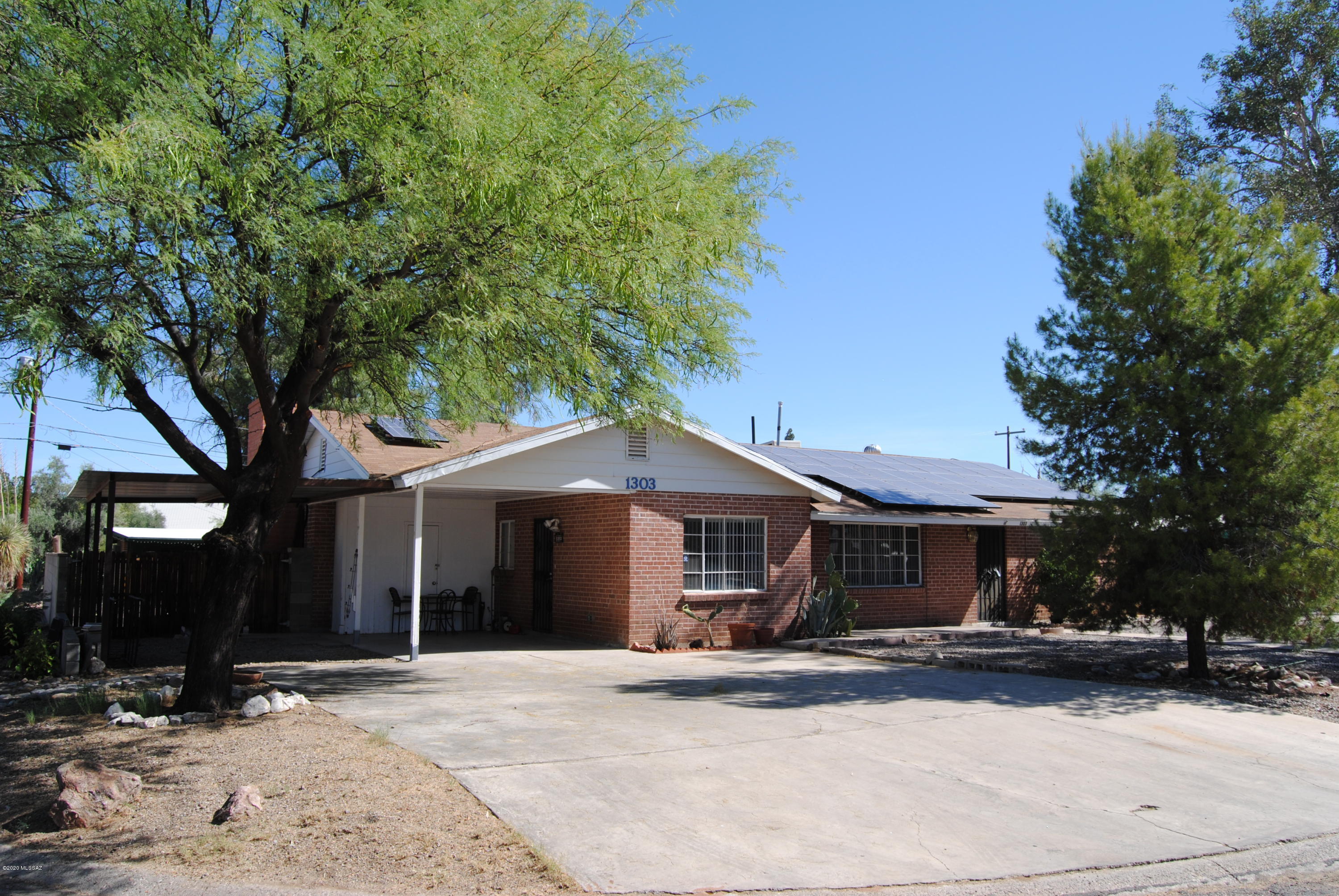 A beautiful remodeled home with all new flooring, paint, fixtures, bathrooms and more! 3 bedrooms plus den and Arizona room. Large lot with separate storage/workshop. Truly a  must see.