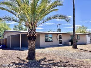 Beautiful 2018 remodeled brick ranch home. Great eastside Terra Del Sol community. Very spacious front and back yards with mature trees. Modern kitchen with granite counter tops and stainless steel appliances. Wood laminate flooring. Bright and open living room and dining area. Newer washer and dryer in large laundry room. Truly a wonderful place to call home.
Storage shed in the back yard to be conveyed in AS IS condition.