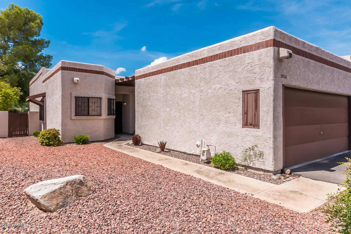 One owner home! 2 bed and den with 2 car garage in gated community of Winterhaven Village. Nice size backyard with pavers and covered patio.
HOA covers insurance, gates, pool and maintenance of the common grounds. Close to Tucson Racquet Club, bus line, groceries and restaurants.