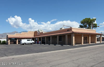 Strategic location for Restaurant, Retail Service business or office.  Could be large Restaurant with bar or two businesses plus a 2BR 1BA living quarter upstairs. Formerly used by Charlie's Restaurant and for many years, was the Blue Sahuara Steakhouse. Not many FF&Es remain but still has a vent hood and large bar area.