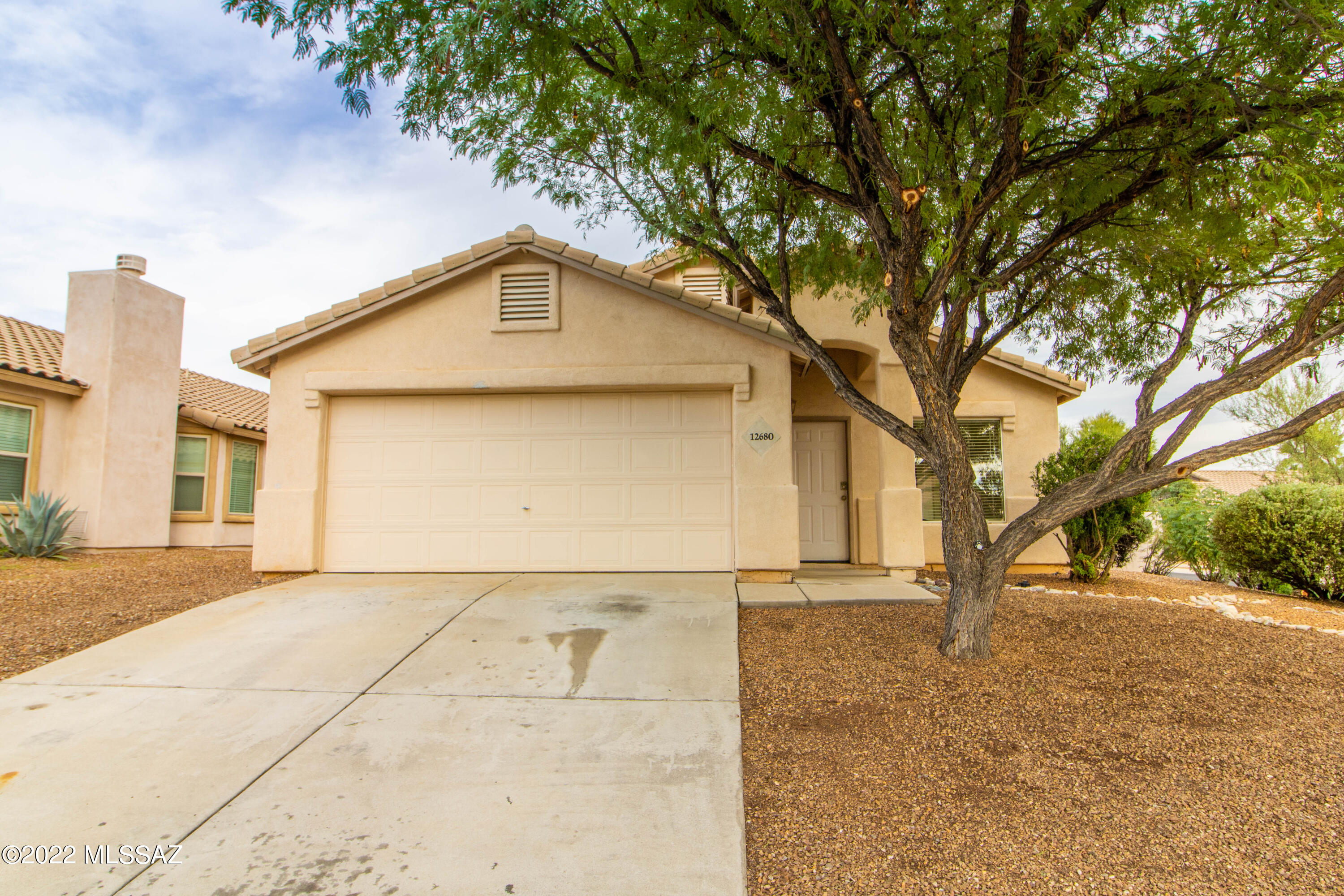 3 bed 2 bath home in great Dove Mountain location with parks, and many hiking and biking trails. Enjoy the large backyard space. Pets allowed $50/mo no smoking.