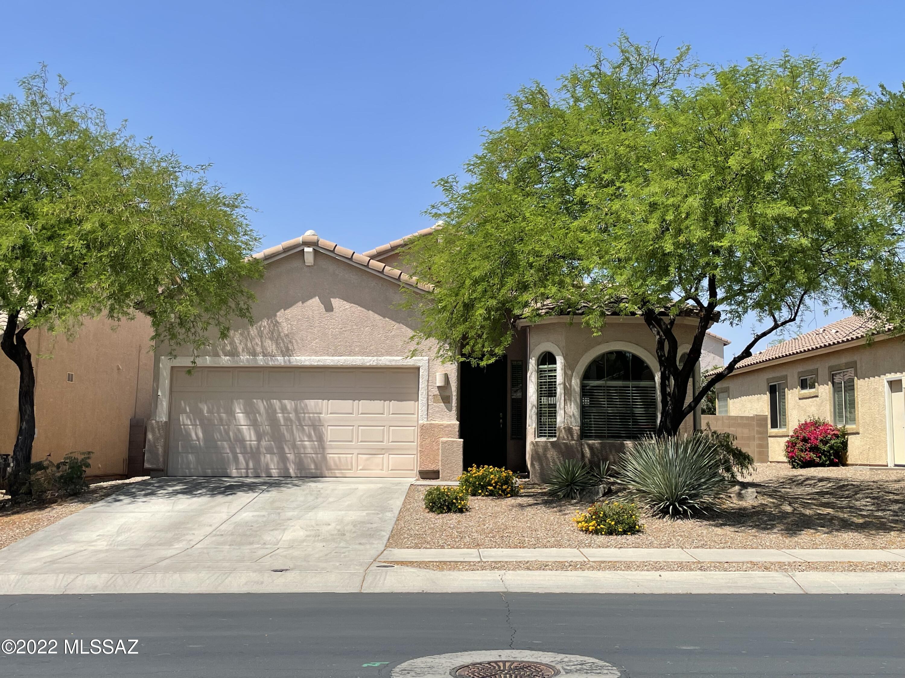 SELLER is an Arizona of Real Estate Licensee.

Oro Valley - Rancho Vistoso - Move In Ready! Open floor plan, vaulted ceilings with great room. Tile floors in all wet areas, with carpet in bedrooms and closets. Kitchen features granite counter tops, breakfast nook, and a breakfast bar.  Close distance to Medical facilities, walking trails, parks, shopping, restaurants, and golf.